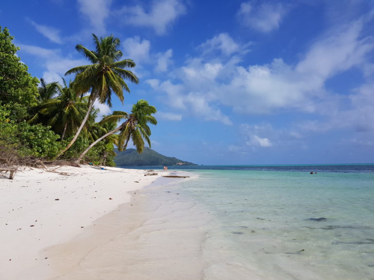 Seychellien Praslin on hiekkarantojen saartama paratiisisaari
