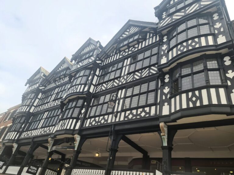 Chesterin vanhan kaupungin muurien sisällä aika pysähtyy