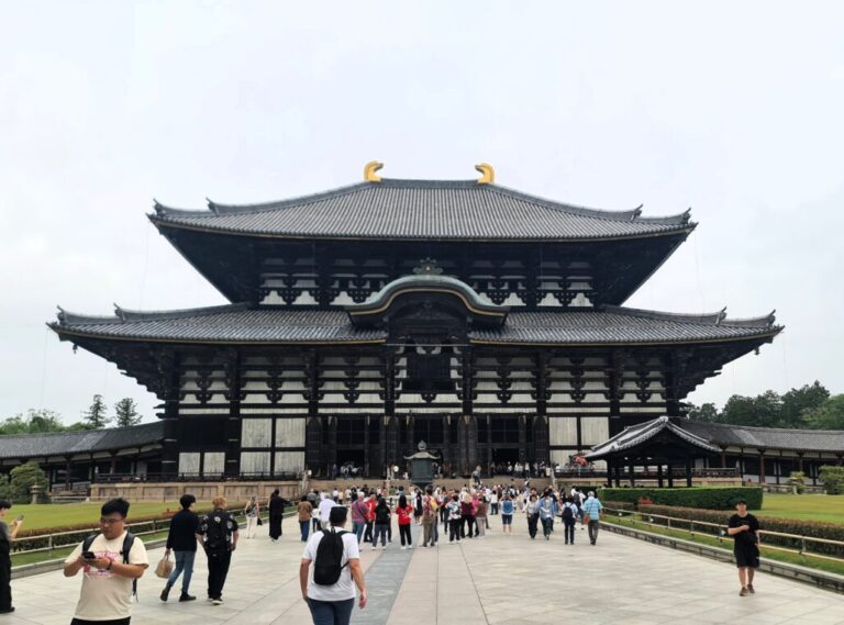 Naran luonnonpuiston harmoniassa kohtaavat japaninhirvet ja historia